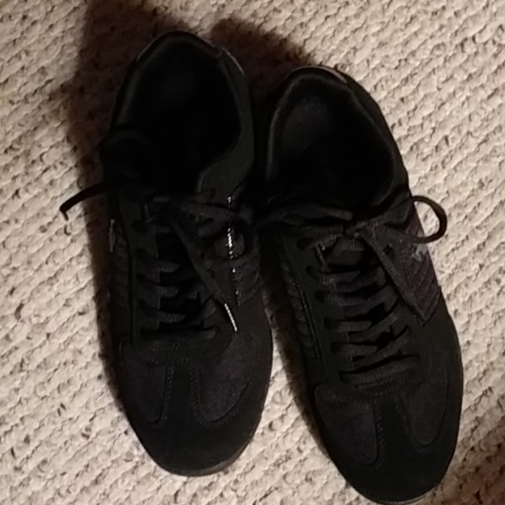 Tennis shoes
